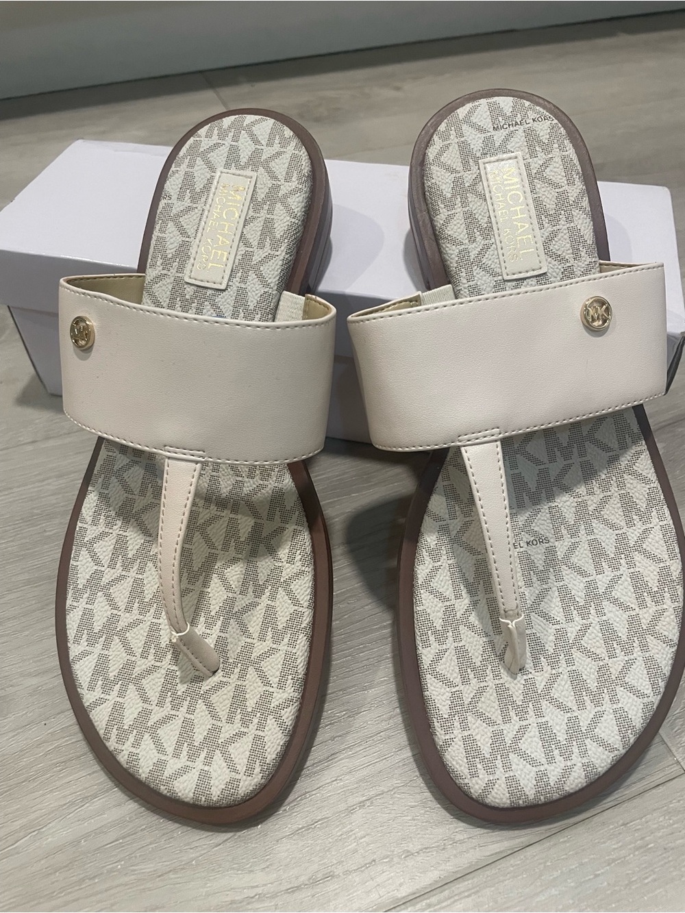 NEW Michael Kors Vanilla White size 6.5 Sandals with Gold MK Accent